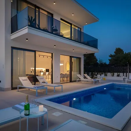 Villa Luxury Sea Idea With Outdoor Swimming Pool In Okrug Gornji - *